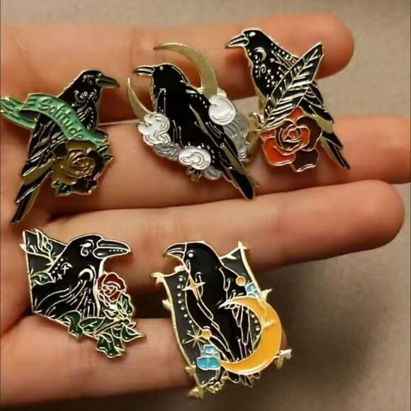 Solitude Raven enamel pin - Picture 5 of 5